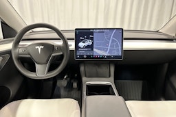 valkoinen Tesla Model Y 2021 kuva 9.