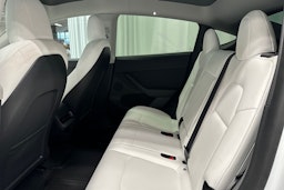 valkoinen Tesla Model Y 2021 kuva 10.