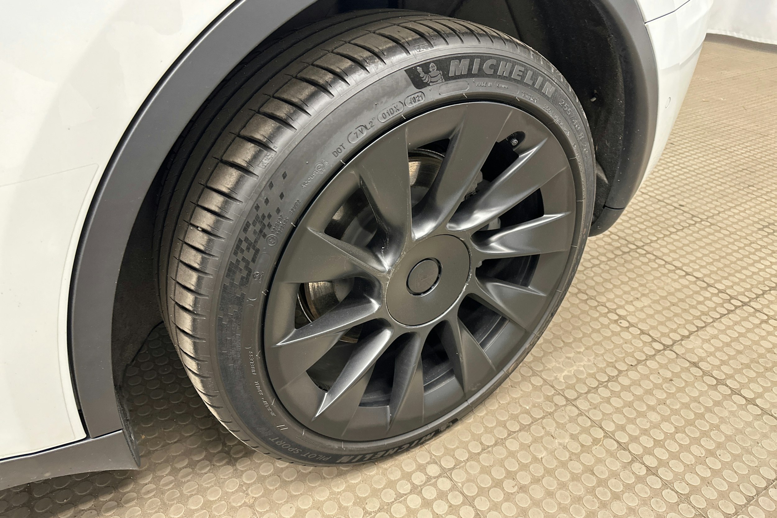 valkoinen Tesla Model Y 2021 kuva 11.