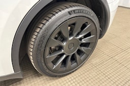 valkoinen Tesla Model Y 2021 kuva 11.