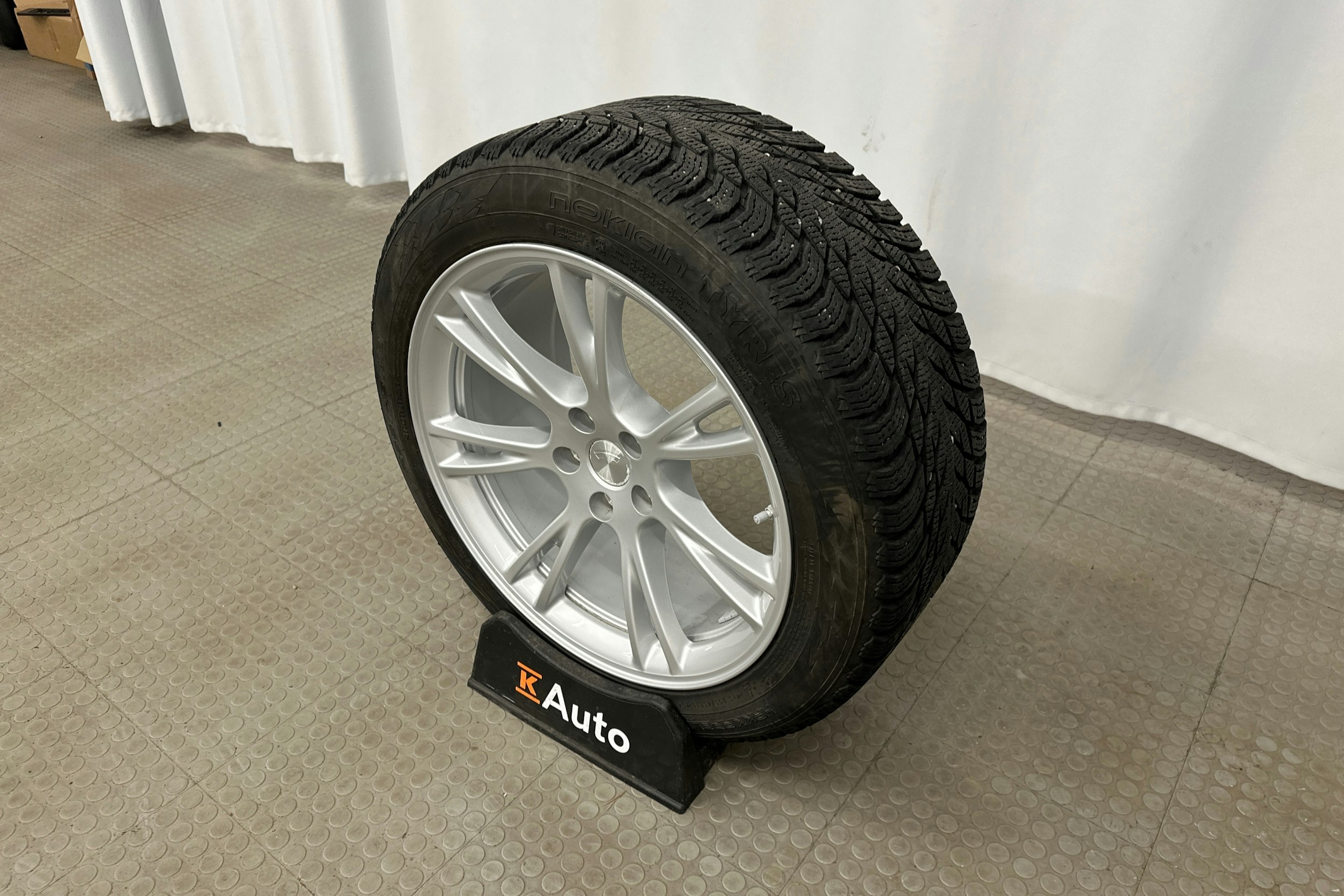 valkoinen Tesla Model Y 2021 kuva 13.