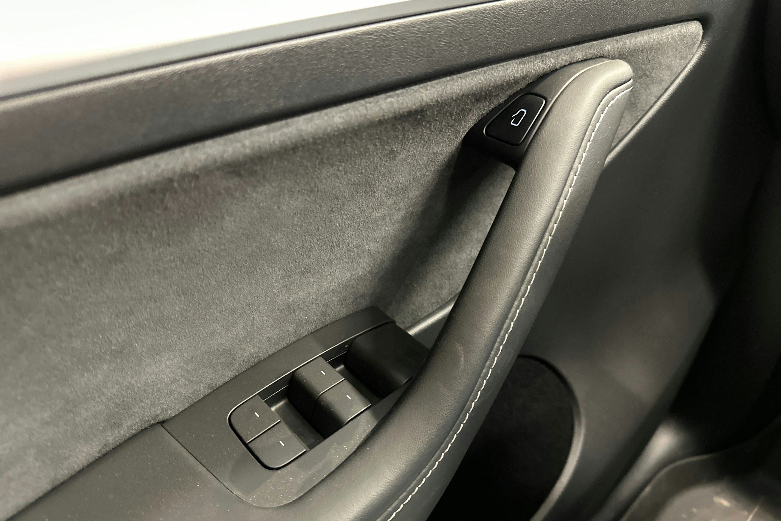 valkoinen Tesla Model Y 2021 kuva 14.