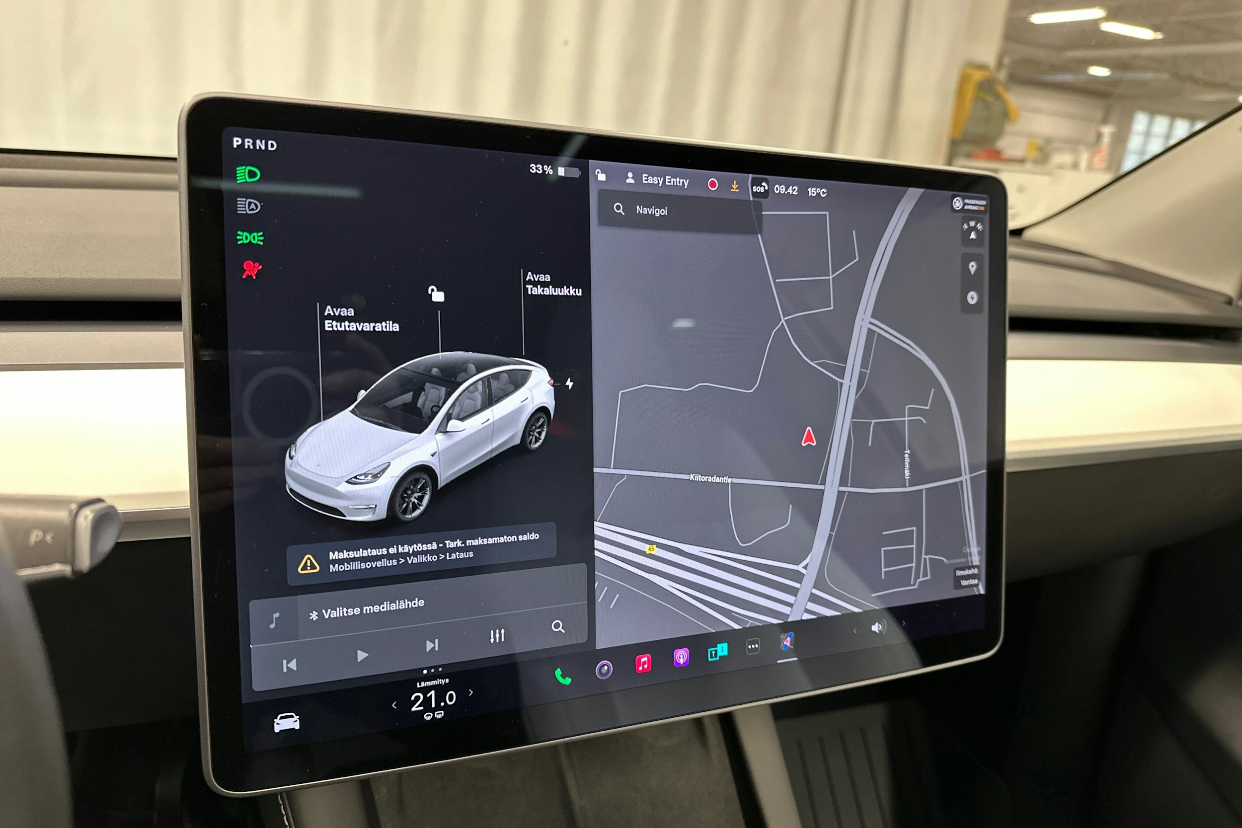valkoinen Tesla Model Y 2021 kuva 15.
