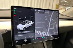 valkoinen Tesla Model Y 2021 kuva 15.