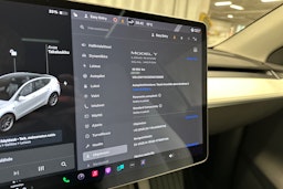 valkoinen Tesla Model Y 2021 kuva 16.