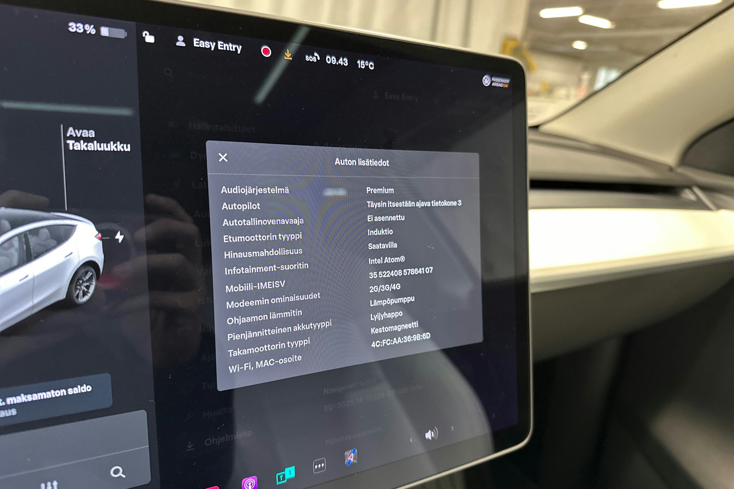 valkoinen Tesla Model Y 2021 kuva 17.
