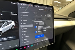 valkoinen Tesla Model Y 2021 kuva 18.