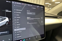 valkoinen Tesla Model Y 2021 kuva 19.