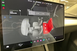 valkoinen Tesla Model Y 2021 kuva 20.