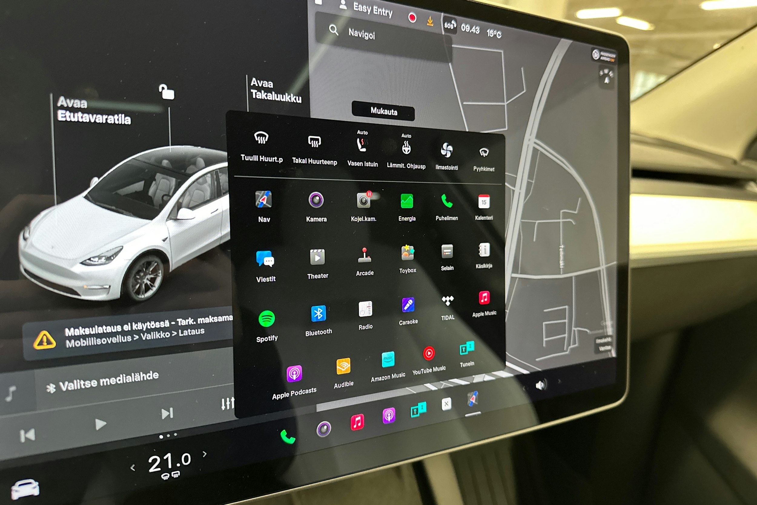 valkoinen Tesla Model Y 2021 kuva 21.