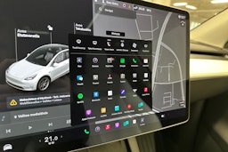 valkoinen Tesla Model Y 2021 kuva 21.