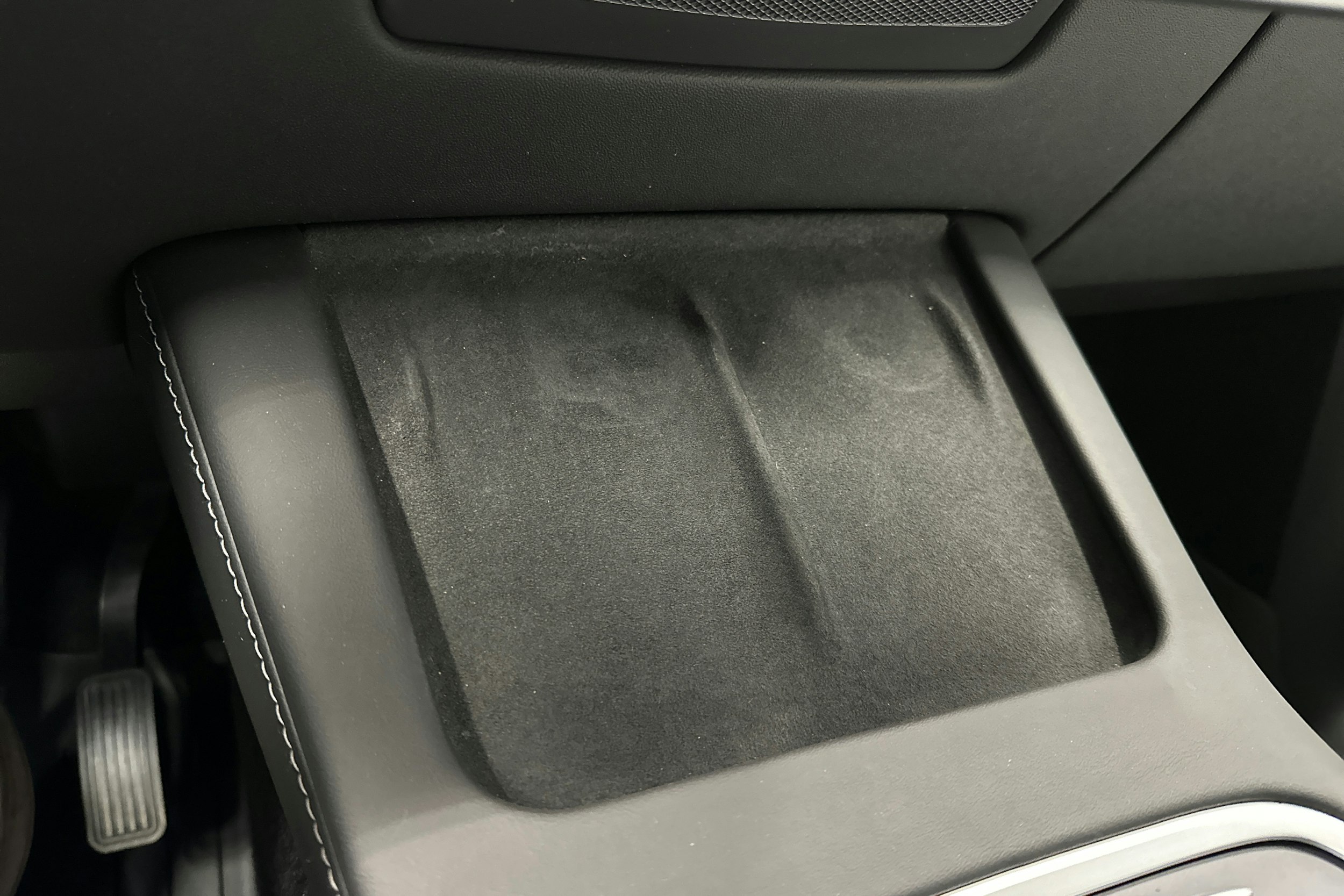 valkoinen Tesla Model Y 2021 kuva 22.