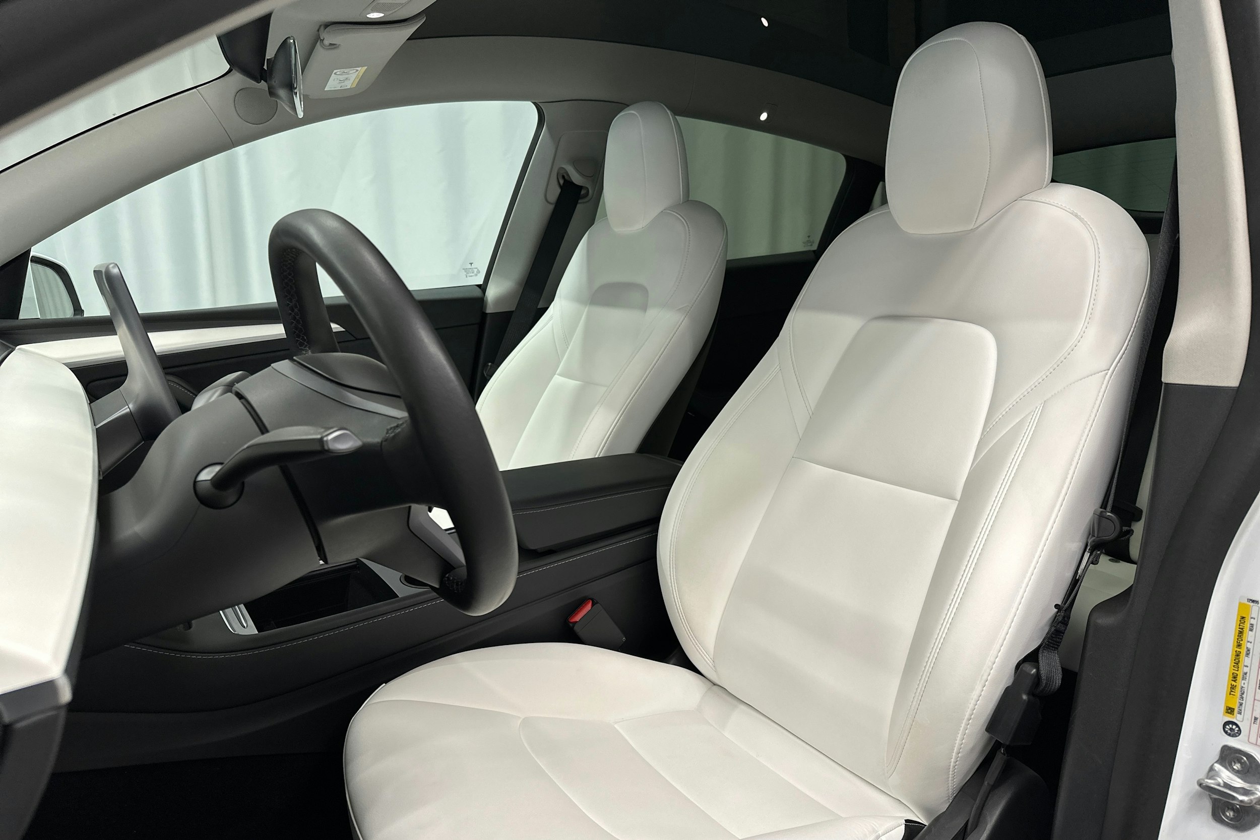 valkoinen Tesla Model Y 2021 kuva 23.