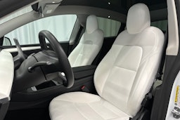 valkoinen Tesla Model Y 2021 kuva 23.