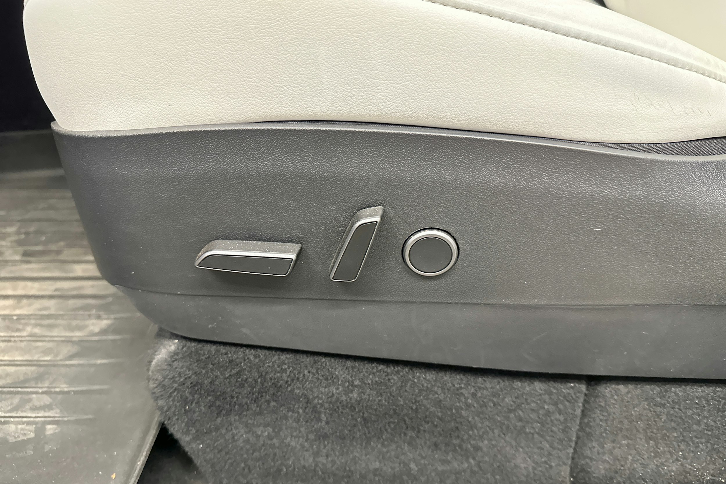 valkoinen Tesla Model Y 2021 kuva 24.