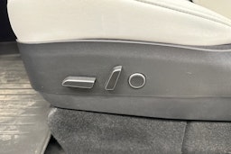 valkoinen Tesla Model Y 2021 kuva 24.
