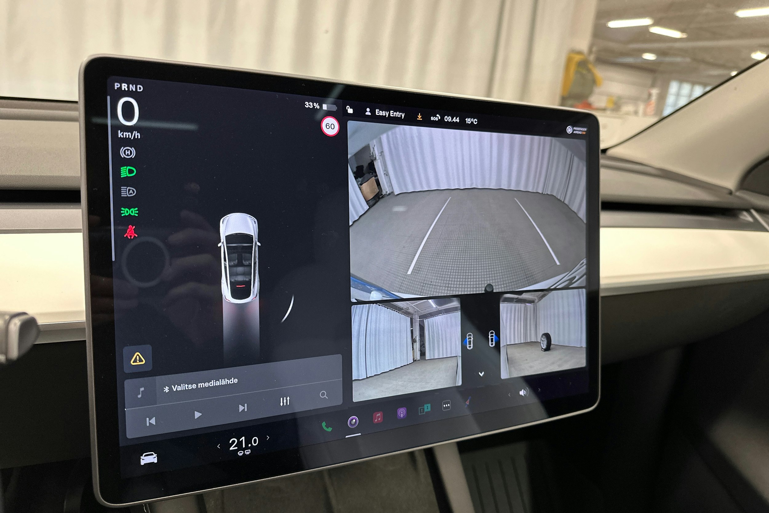 valkoinen Tesla Model Y 2021 kuva 25.