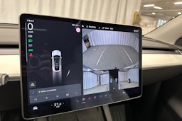 valkoinen Tesla Model Y 2021 kuva 25.