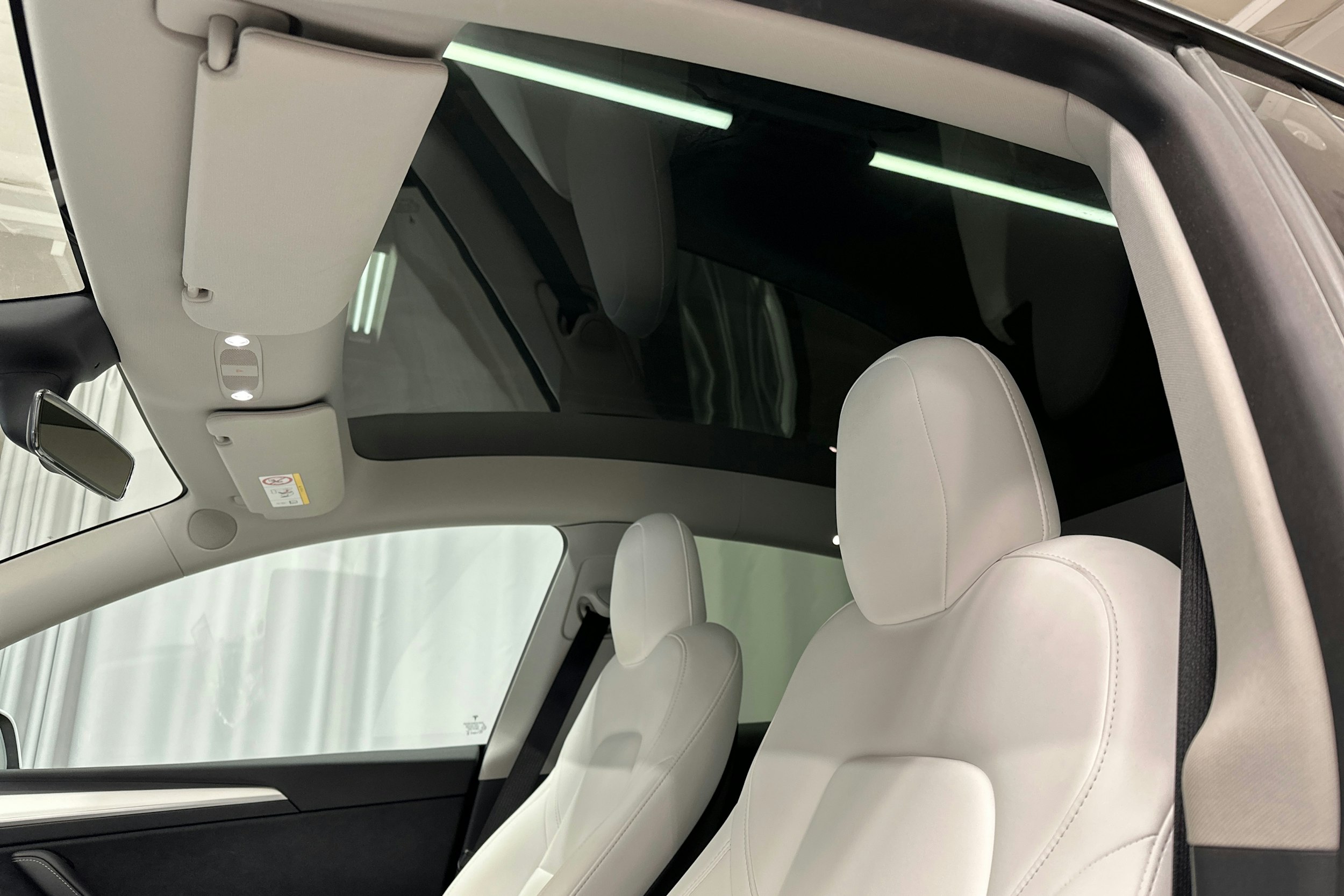 valkoinen Tesla Model Y 2021 kuva 26.
