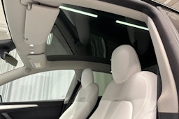 valkoinen Tesla Model Y 2021 kuva 26.