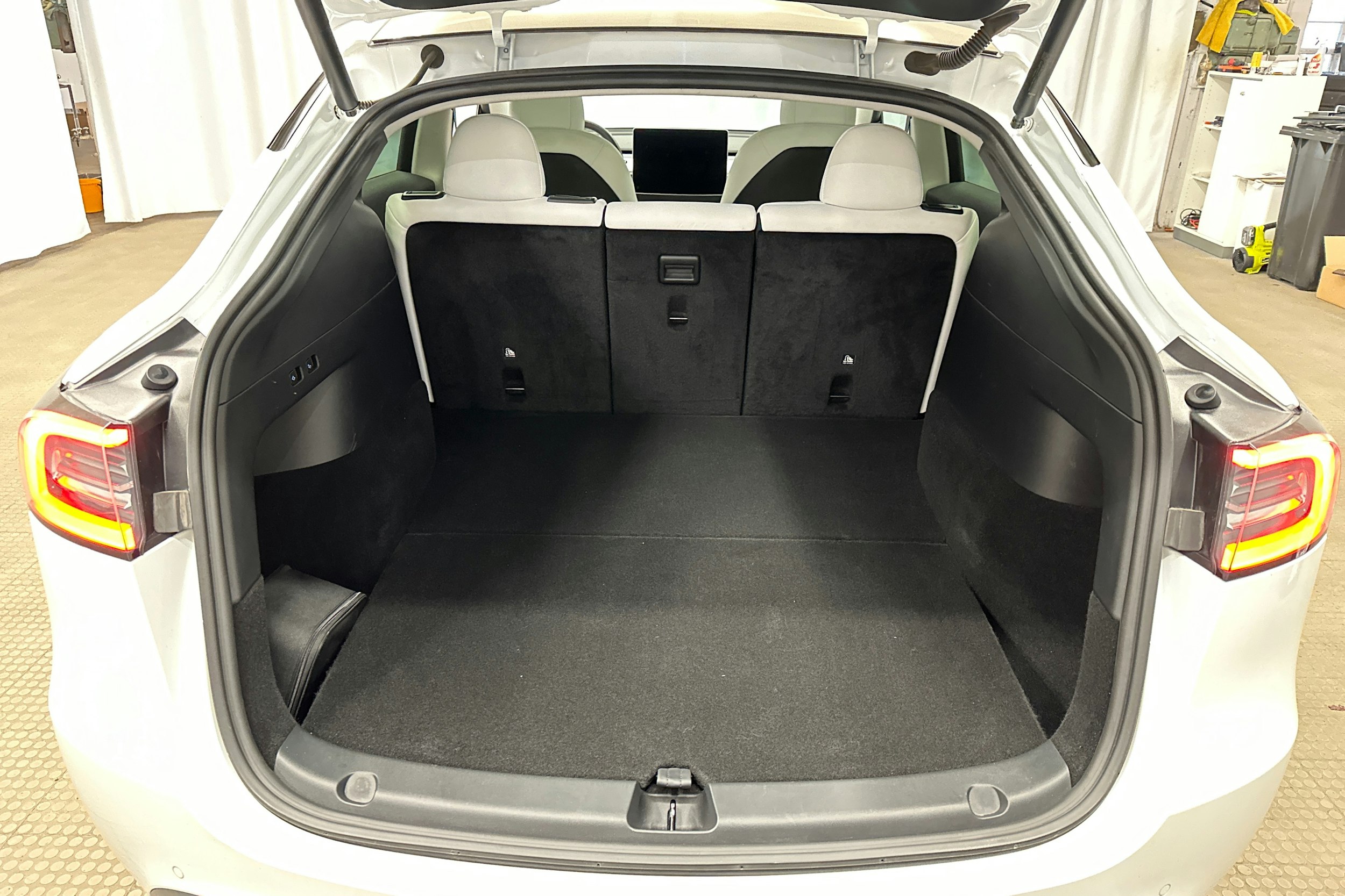 valkoinen Tesla Model Y 2021 kuva 27.