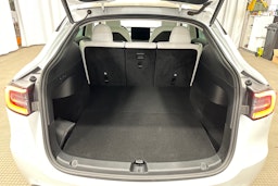 valkoinen Tesla Model Y 2021 kuva 27.