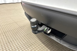 valkoinen Tesla Model Y 2021 kuva 28.