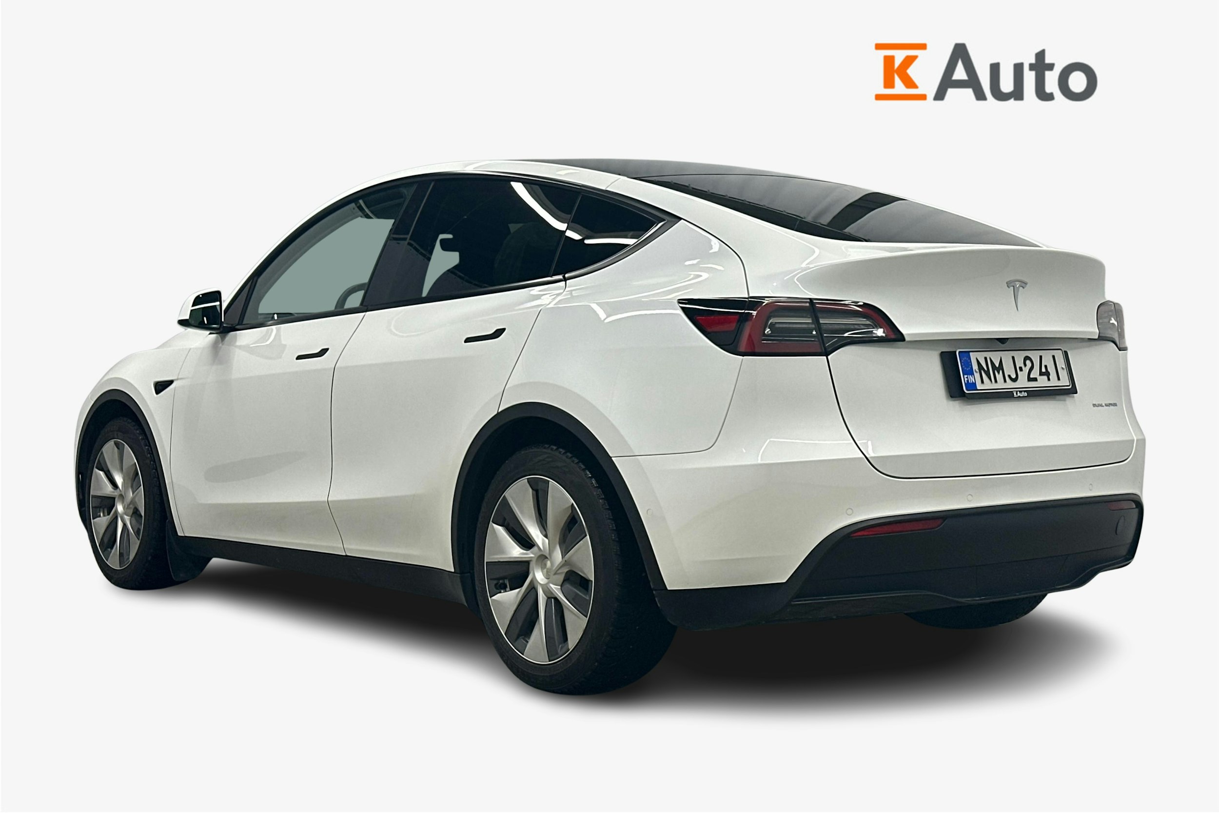 valkoinen Tesla Model Y 2021 kuva 2.