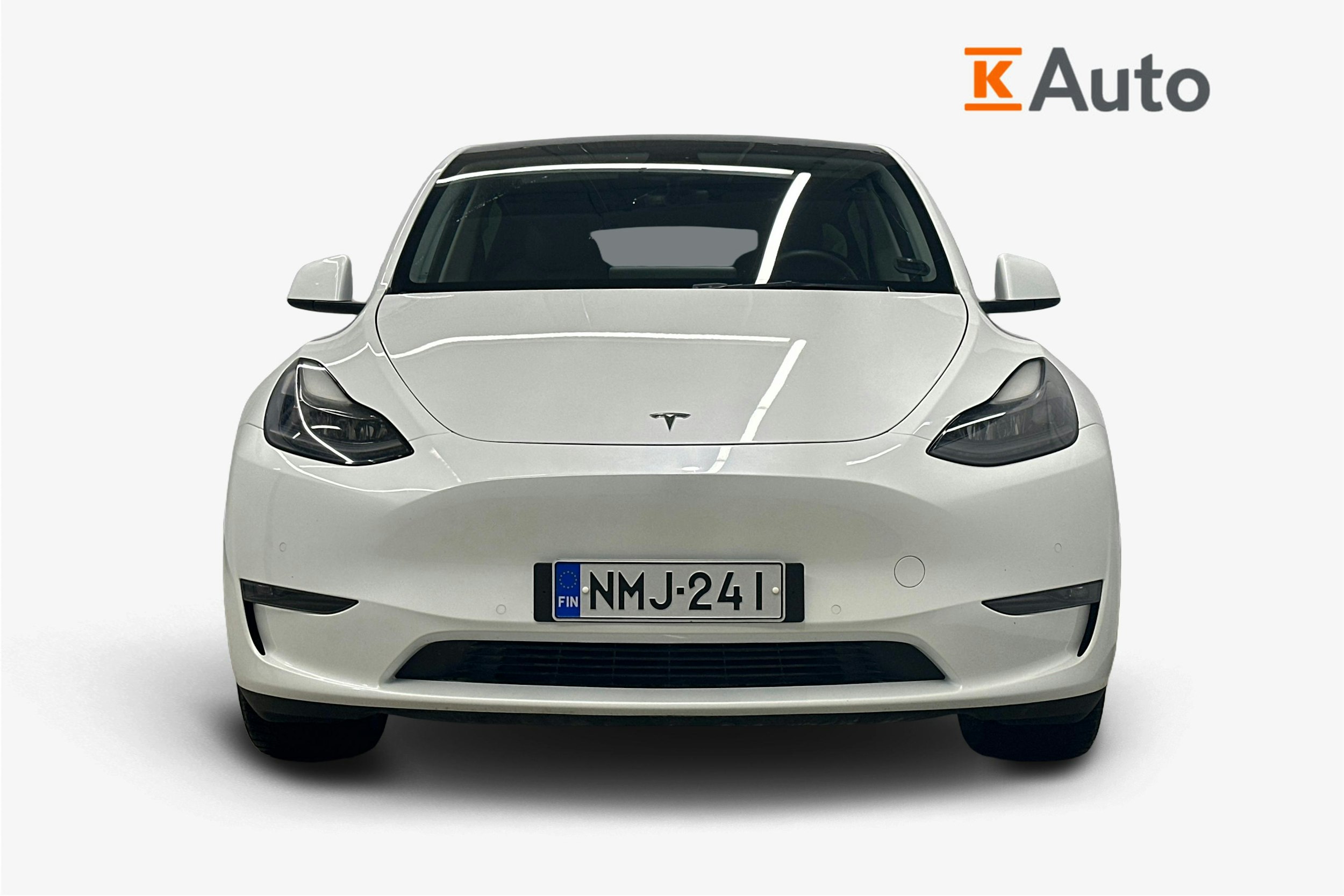 valkoinen Tesla Model Y 2021 kuva 5.