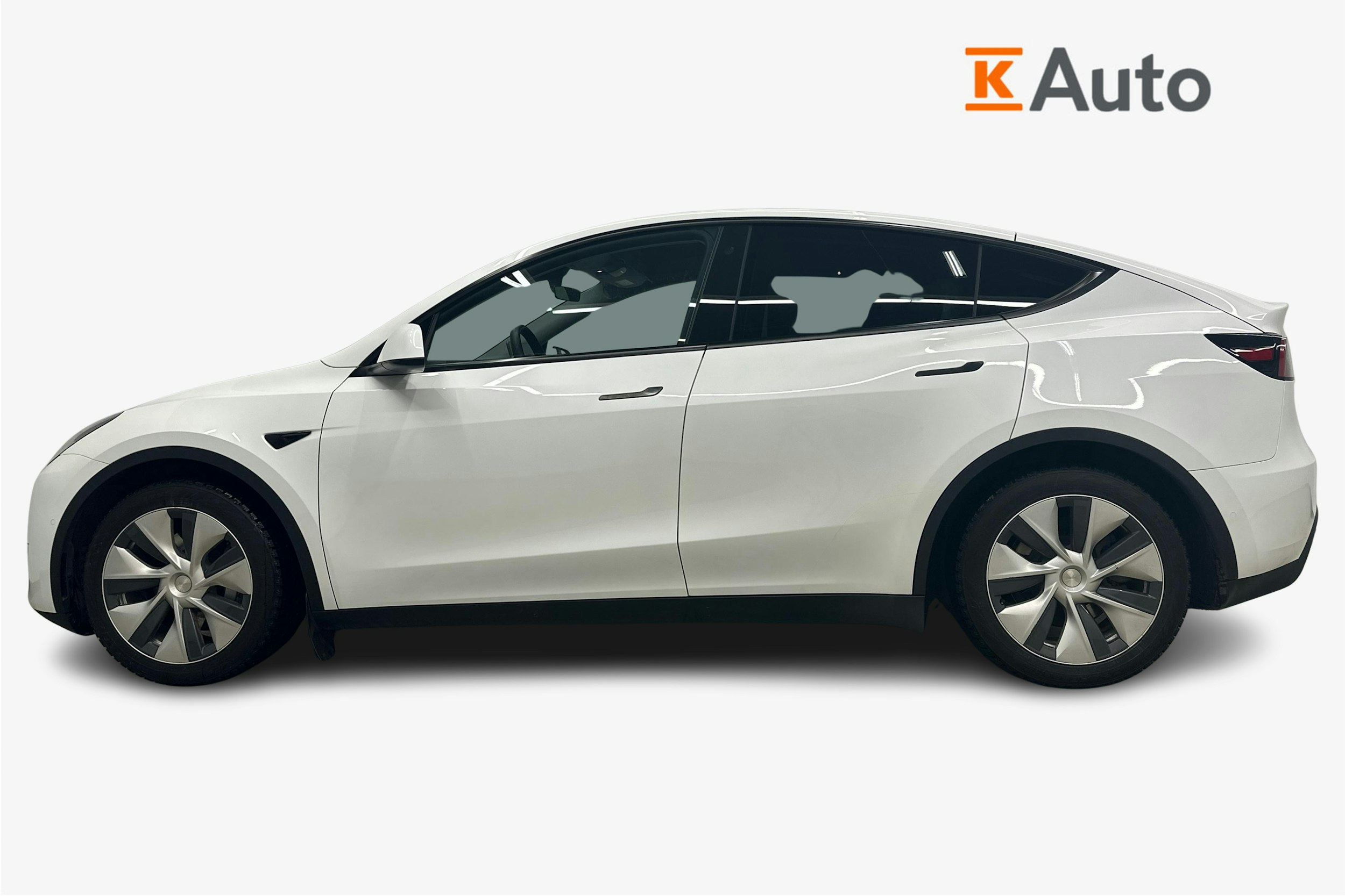 valkoinen Tesla Model Y 2021 kuva 6.