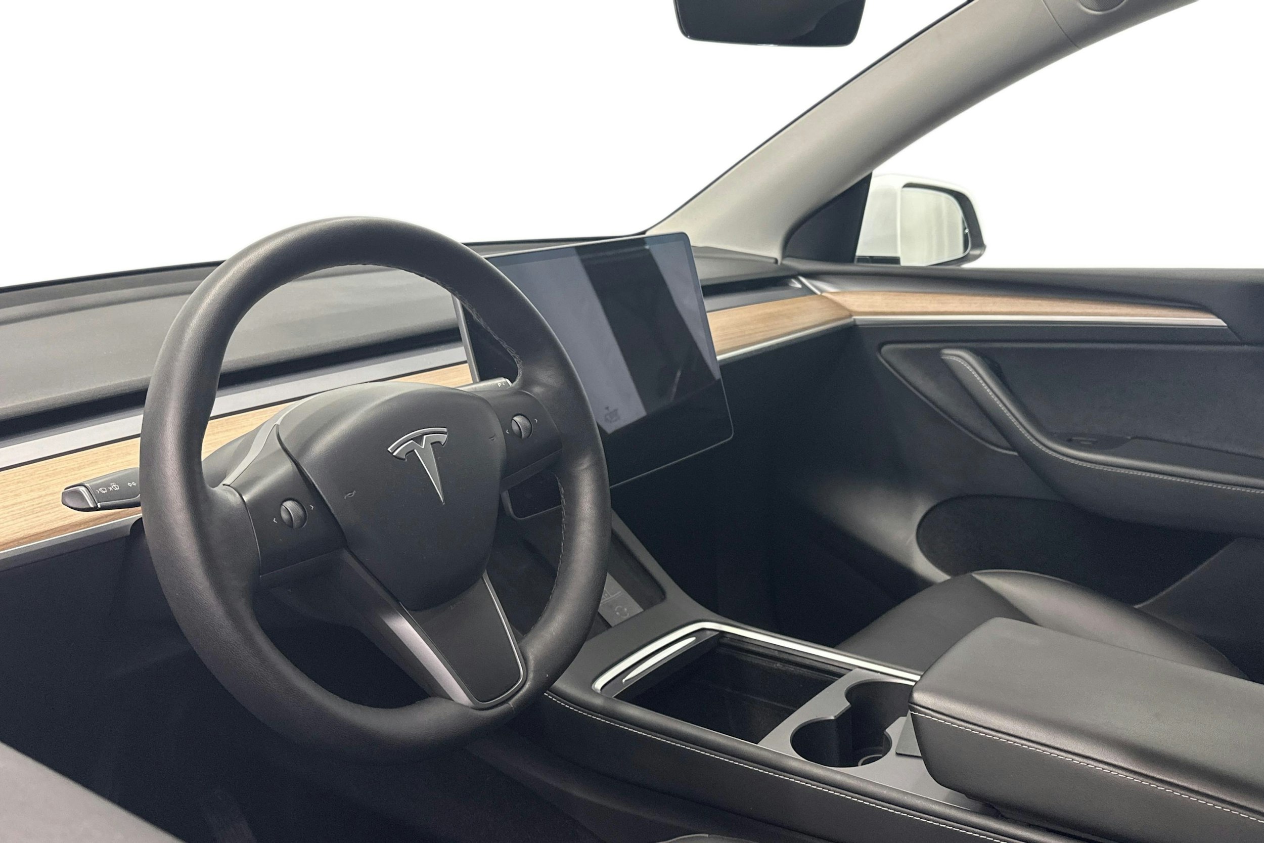 valkoinen Tesla Model Y 2021 kuva 7.