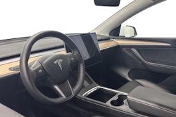 valkoinen Tesla Model Y 2021 kuva 7.