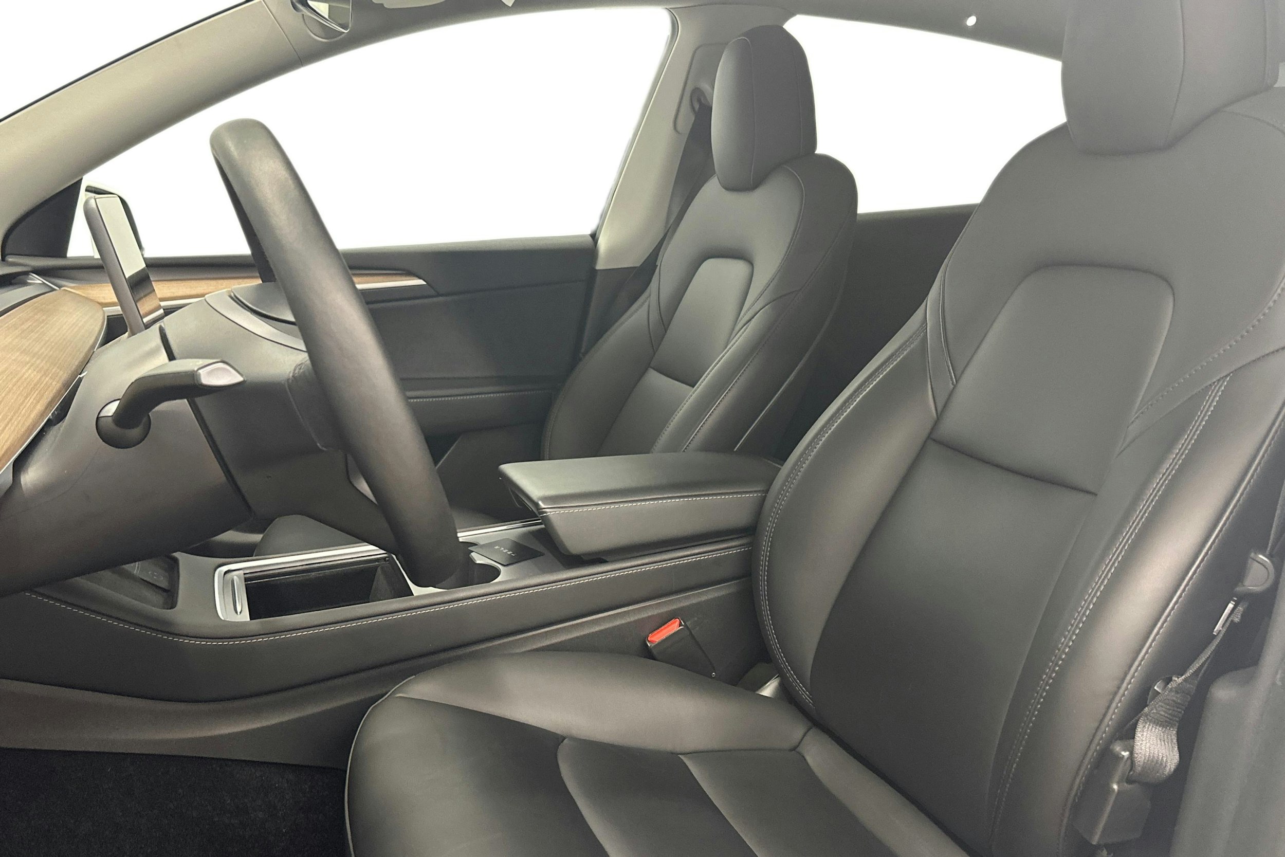 valkoinen Tesla Model Y 2021 kuva 9.