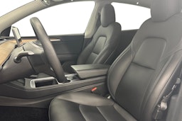 valkoinen Tesla Model Y 2021 kuva 9.