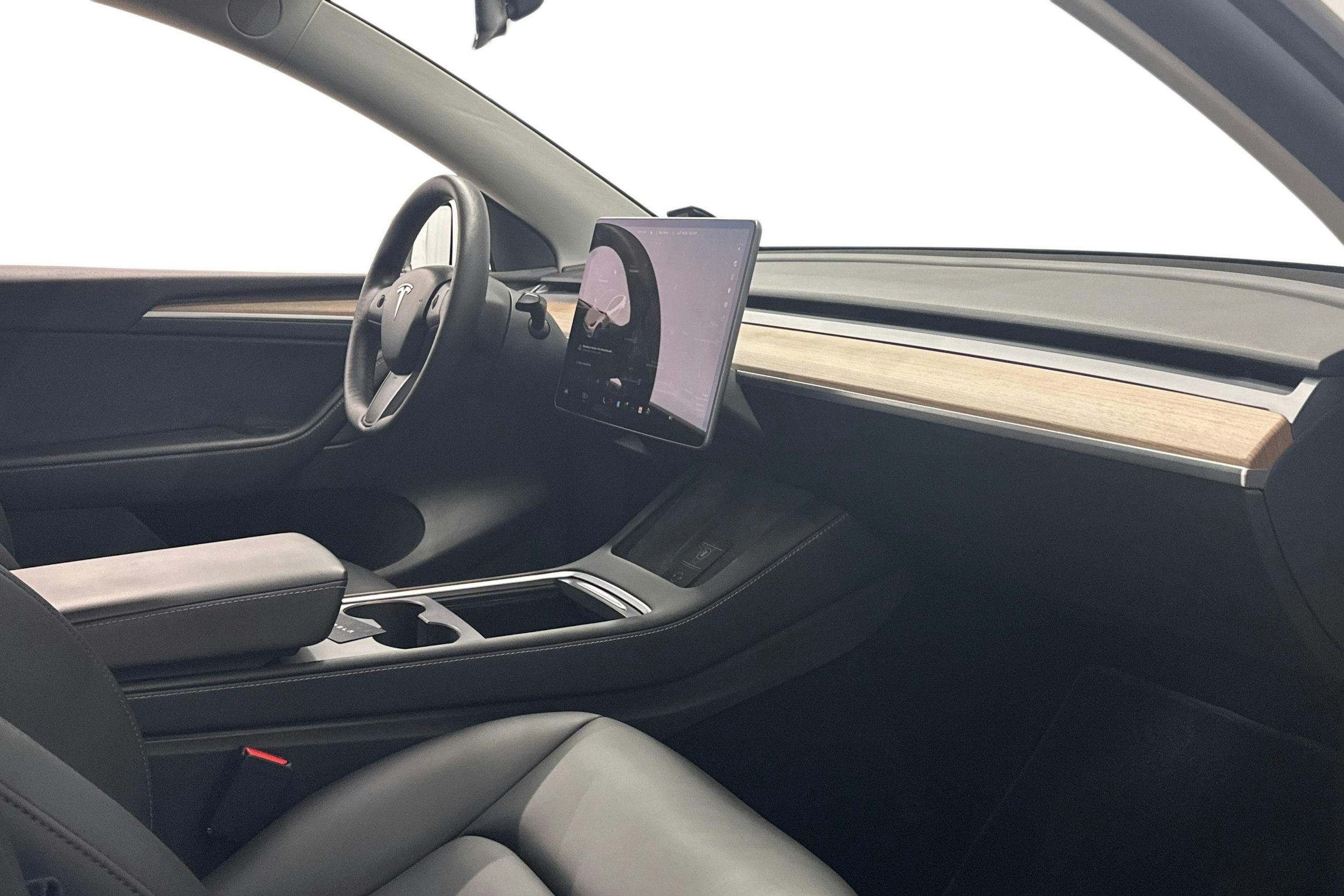 valkoinen Tesla Model Y 2021 kuva 10.