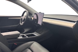 valkoinen Tesla Model Y 2021 kuva 10.