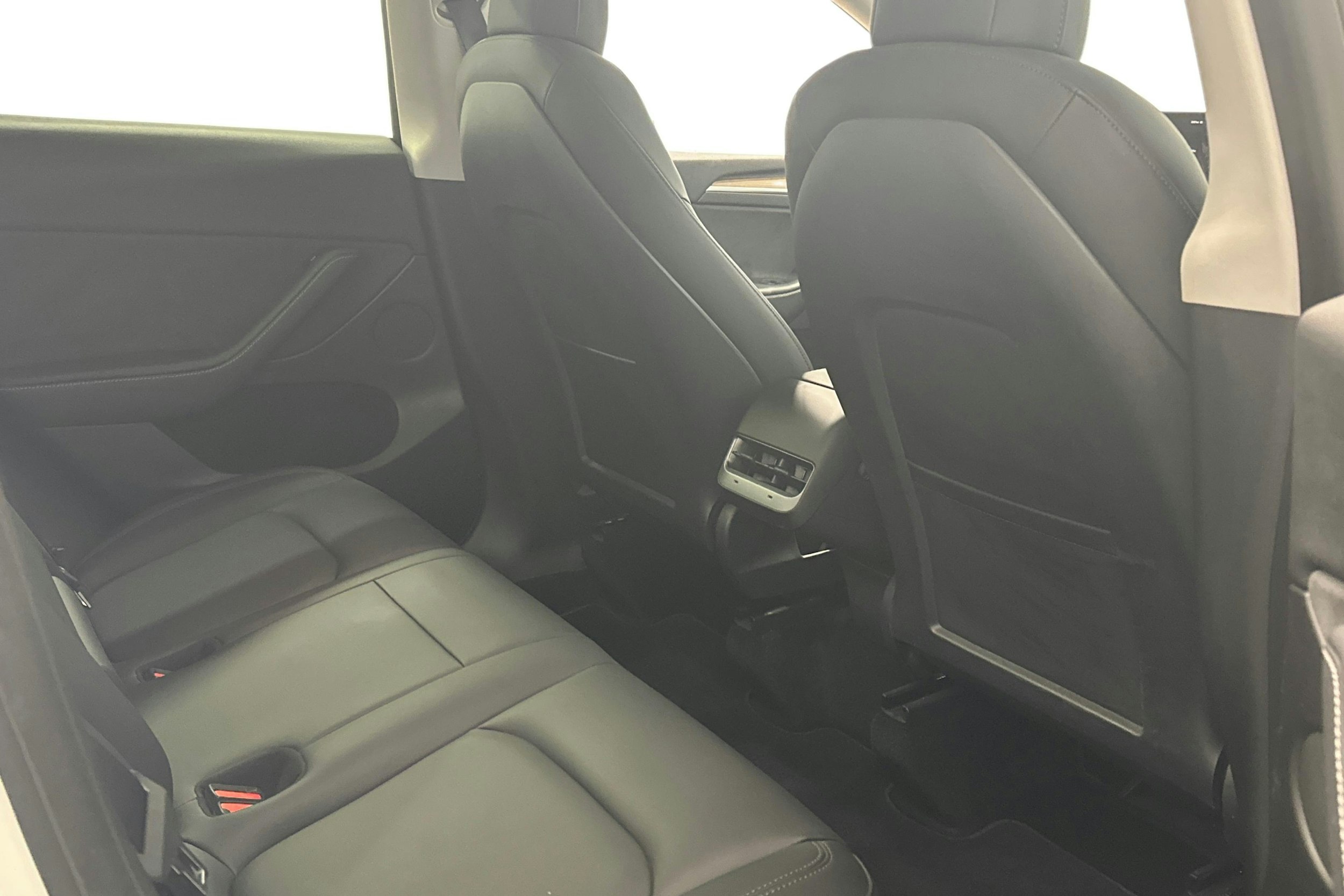 valkoinen Tesla Model Y 2021 kuva 11.