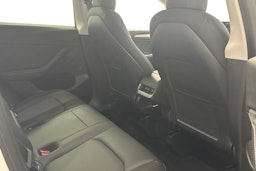 valkoinen Tesla Model Y 2021 kuva 11.