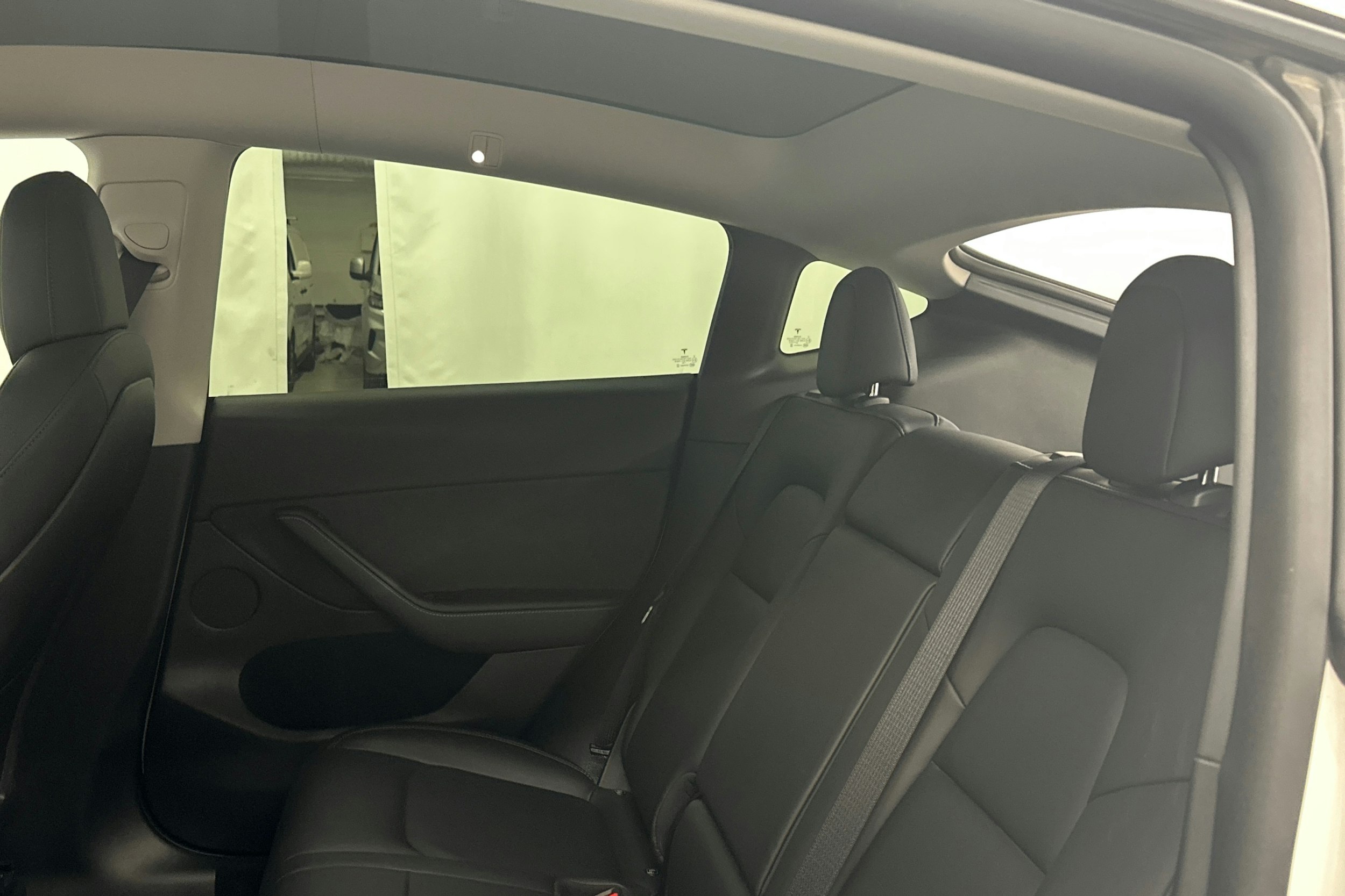 valkoinen Tesla Model Y 2021 kuva 13.