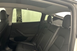 valkoinen Tesla Model Y 2021 kuva 13.