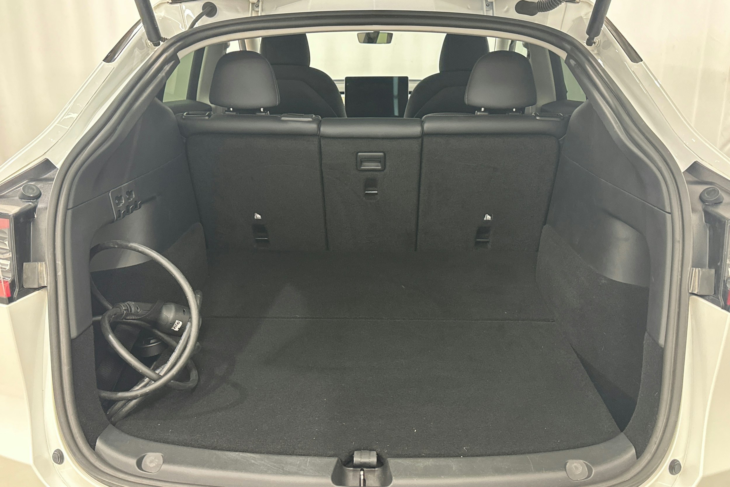 valkoinen Tesla Model Y 2021 kuva 14.