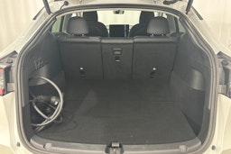 valkoinen Tesla Model Y 2021 kuva 14.