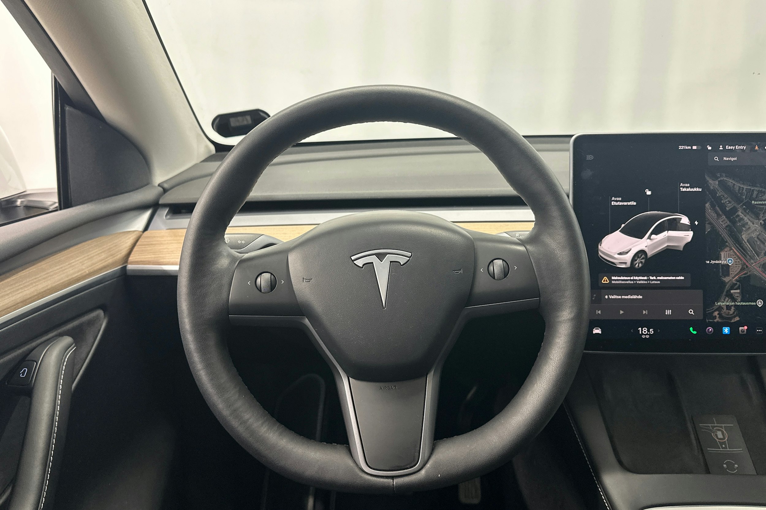 valkoinen Tesla Model Y 2021 kuva 16.