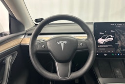 valkoinen Tesla Model Y 2021 kuva 16.