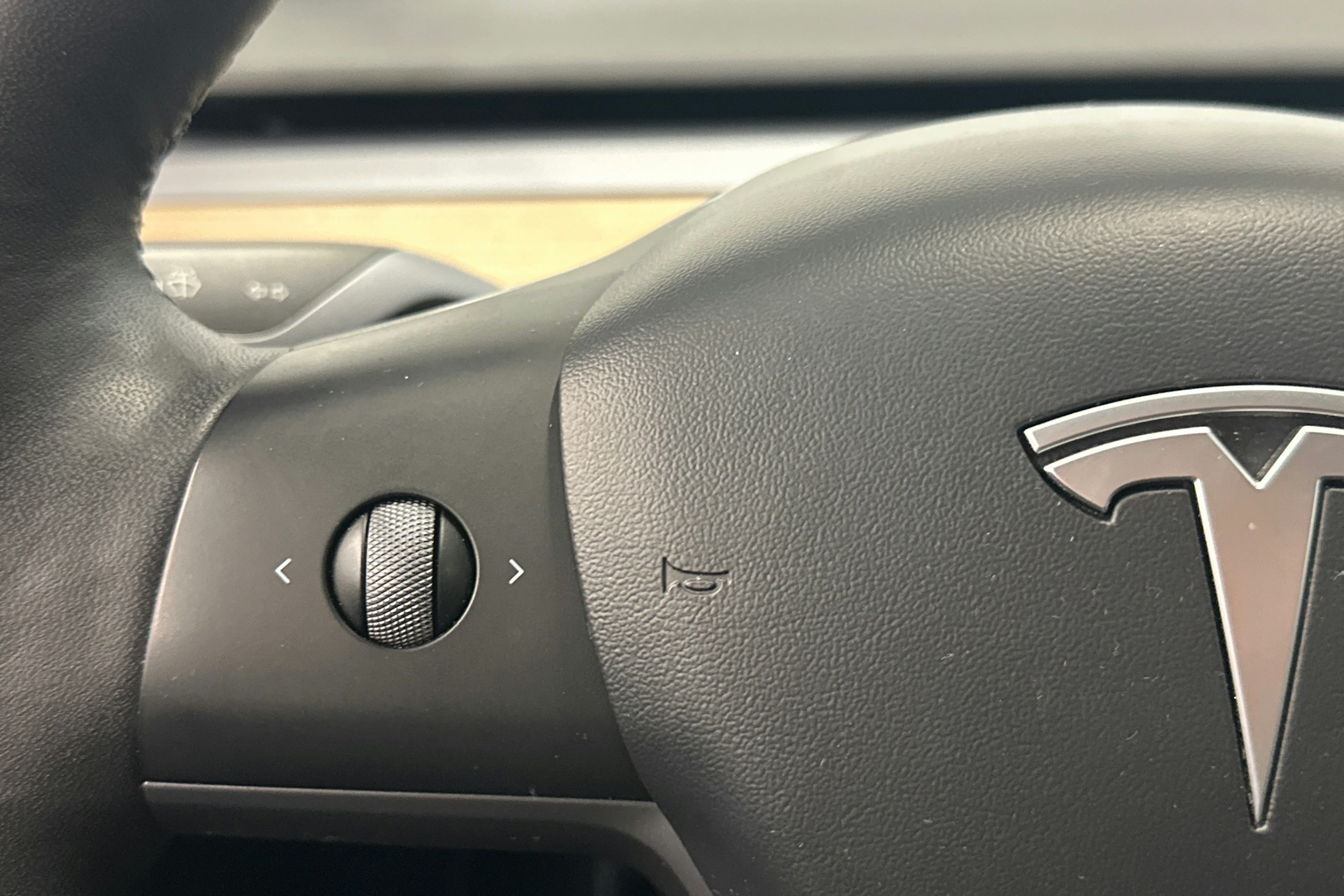 valkoinen Tesla Model Y 2021 kuva 17.