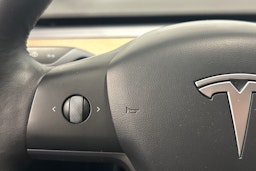 valkoinen Tesla Model Y 2021 kuva 17.