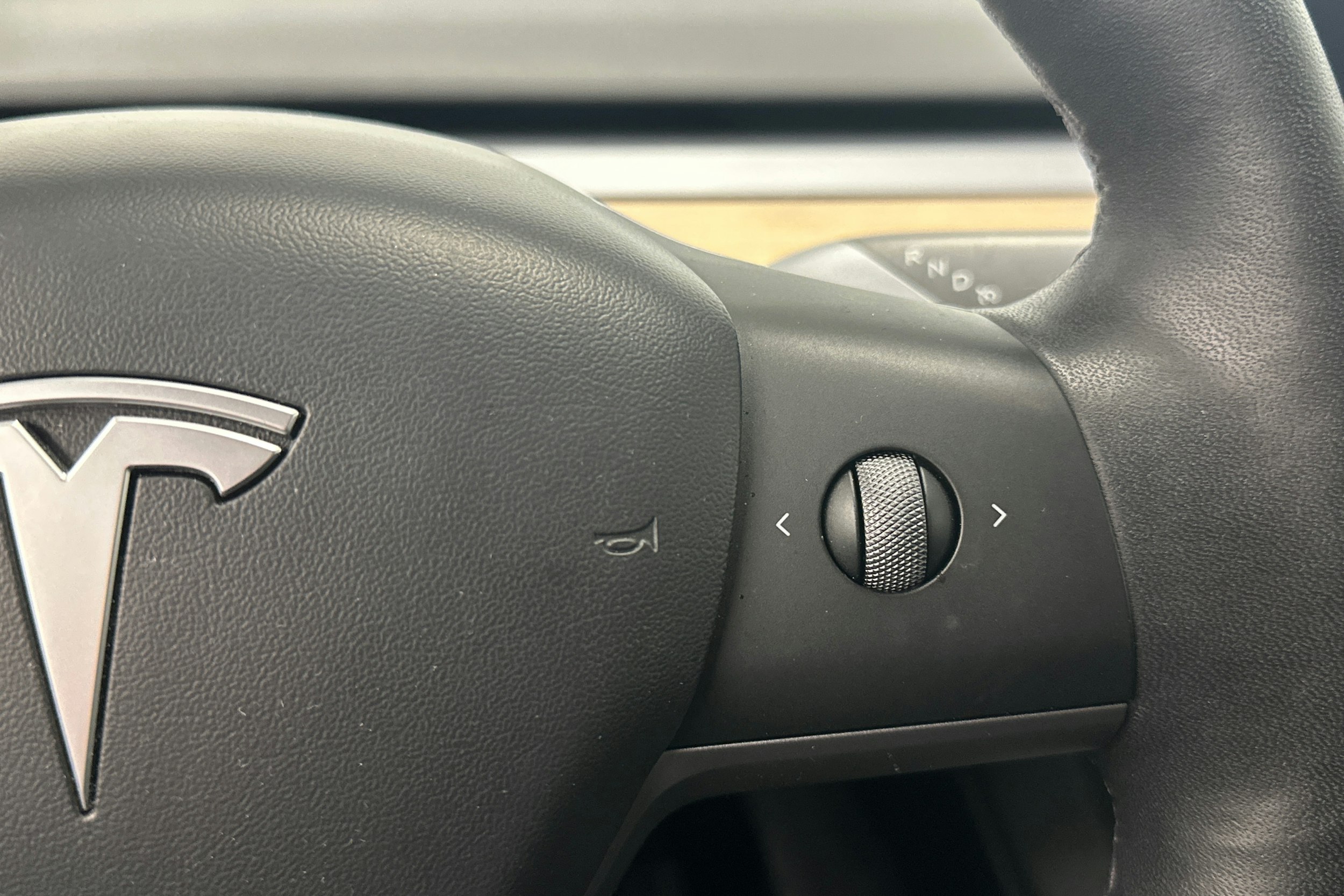 valkoinen Tesla Model Y 2021 kuva 18.