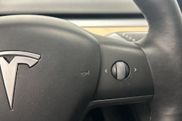 valkoinen Tesla Model Y 2021 kuva 18.