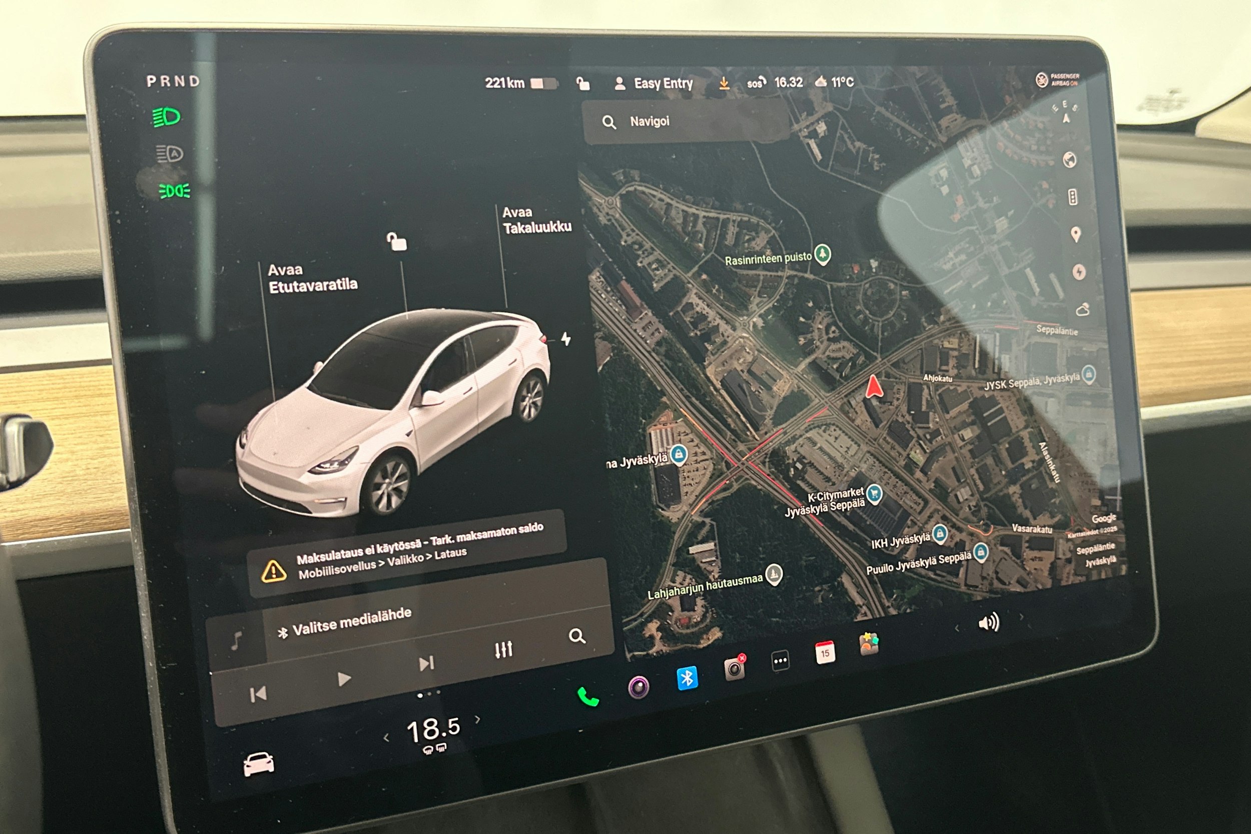 valkoinen Tesla Model Y 2021 kuva 19.