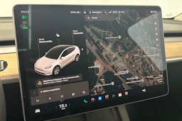 valkoinen Tesla Model Y 2021 kuva 19.